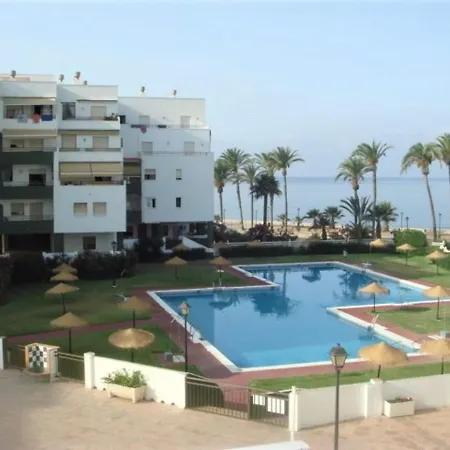 Beachfront In With Pool Сasa de vacaciones